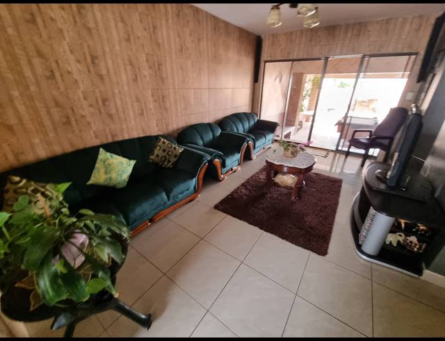 6 BEDROOM HOUSE FOR SALE IN LINMEYER